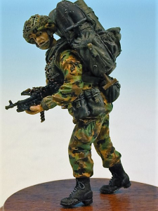Accurate Armour 1:35 UK Infantryman Spotting SA&80 F04* 